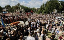 Фото 16: Похорон Ірини Фаріон: на Личаківському кладовищі у Львові зібралось кілька тисяч людей (фото, відео)