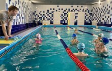 Фото 1: Як у Львові учнів 2-4 класів під час канікул безкоштовно навчають плавати (відео)