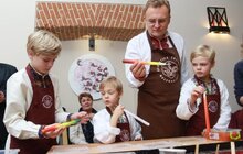 Фото 1: Мер Львова зі сім’єю долучився до майстер-класу з виготовлення свічки власноруч