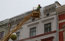 Фото 8: Мерія закликає мешканців бути особливо обережними через нависання буруль та снігу