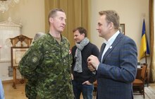 Фото 6: Мер Львова нагородив канадського підполковника Кріса К. Рівза Орденом св. Юрія
