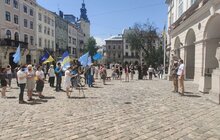Фото 3: Біля Львівської міськради підняли кримськотатарський прапор