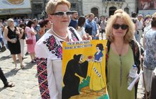 Фото 2: Майже 5 тис осіб прийшли на пл Ринок висловити свій спротив щодо сміттєвої блокади Львова