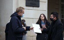 Фото 10: У Львові відзначають День студента: левів біля Ратуші одягли у мантії