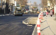 Фото 4: Реконструкція вул. Б. Хмельницького: на відрізку від вул. Механічної до вул. Олійної стелять нижній шар асфальту
