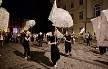 Фото 2: На площі Ринок показали вуличний містичний перформанс (відео)