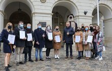 Фото 18: У Львові відзначають День студента: левів біля Ратуші одягли у мантії