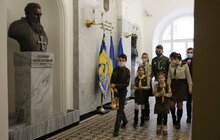 Фото 1: Львівські пластуни урочисто передали Вифлеємський вогонь миру місту