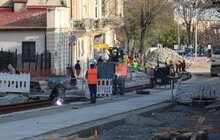Фото 9: ІІ етап реконструкції вул. Шевченка: підрядник вже розпочав монтувати трамвайні плити і колію
