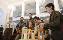Фото 5: Львівські пластуни урочисто передали Вифлеємський вогонь миру місту