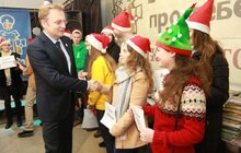 Фото 5: Мер Львова відвідав Фабрику Святого Миколая і залишив подарунки дітям