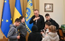 Фото 4: Цікаві історії, какао та мандаринки: вихованці ліцею «Просвіта» завітали в гості до мера Львова
