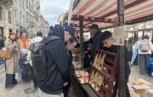 Фото 15: Шеврони, прикраси, делікатеси з м'яса та смажене морозиво: сьогодні у Львові стартував ветеранський ярмарок (відео)