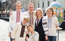 Фото 16: Мер Львова з родиною взяв участь в майстер-класі з розпису писанок