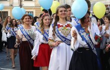 Фото 2: Львів’яни урочисто святкують закінчення навчального року у школах