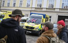 Фото 3: 11 машин на передову: британські волонтери у Львові передали допомогу для війська