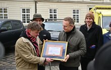 Фото 6: 11 машин на передову: британські волонтери у Львові передали допомогу для війська