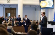 Фото 7: Європейські делегати, що приїхали на відкриття Молодіжної столиці у Львові, розпочали візит з покладання квітів молоді, що загинула через росію