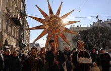 Фото 15: Напередодні Різдва у Львові встановили Різдвяного Дідуха