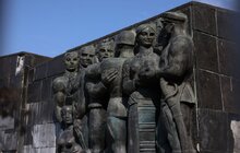 Фото 7: На Монументі Слави розпочали демонтовувати барельєфи