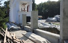 Фото 3: У Парку культури і відпочинку активно ремонтують вхідну арку та стадіон «Юність»
