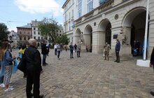 Фото 5: Львів вшановує 76-ту річницю депортації кримських татар: на флагштоці біля Ратуші підняли прапор
