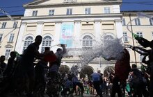 Фото 8: Сьогодні на площі Ринок у Львові влаштували «Поливаний понеділок»