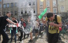 Фото 17: Сьогодні на площі Ринок у Львові влаштували «Поливаний понеділок»