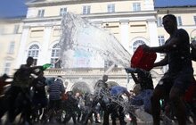Фото 22: Сьогодні на площі Ринок у Львові влаштували «Поливаний понеділок»