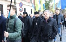 Фото 4: Найбільшого лева Львова одягнули у національний стяг, а студенти пройшли ходою до Янівського кладовища — Львів відзначає 101-шу річницю створення ЗУНР