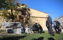 Фото 8: Найбільшого лева Львова одягнули у національний стяг, а студенти пройшли ходою до Янівського кладовища — Львів відзначає 101-шу річницю створення ЗУНР