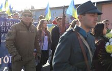 Фото 12: Найбільшого лева Львова одягнули у національний стяг, а студенти пройшли ходою до Янівського кладовища — Львів відзначає 101-шу річницю створення ЗУНР