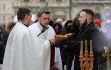 Фото 3: У Львові на пл. Ринок освятили воду, тож львів'яни упродовж дня можуть прийти і набрати її