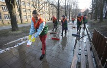 Фото 4: Комунальні служби продовжують дезінфікувати місто: миють вулиці, тротуари, зупинки транспорту, сходові клітки будинків