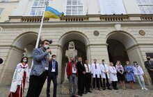 Фото 2: Медичні працівники одягнули левів перед мерією Львова у вишиванки