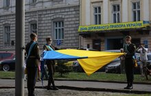 Фото 1: У Львові урочисто підняли Державний прапор України