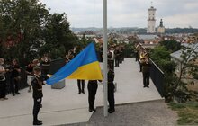 Фото 8: Львів започаткував нову традицію — над Меморіалом пам’яті Героїв Небесної Сотні підняли Державний Прапор України