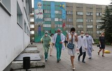 Фото 22: Сьогодні у Львові святкують День музики і День медика: на стіні лікарні швидкої медичної допомоги з виступом октету відкрили символічний мурал