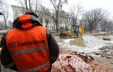 Фото 19: Триває реконструкція вул. С. Бандери: підрядник проводить роботи з облаштування колектора і водопровода