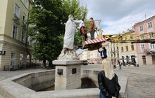 Фото 22: Статуї у центрі Львова одягнули у вишиванки та вишивані маски