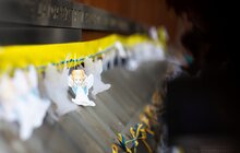 Фото 11: Сотні паперових ангеликів розмістили на Меморіалі Небесної Сотні у Львові