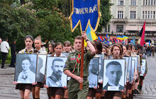 Фото 1: Святкова хода у Львові з нагоди Дня Героїв