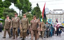 Фото 2: Святкова хода у Львові з нагоди Дня Героїв