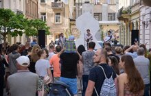 Фото 1: Сьогодні локацію «Музика на Курбаса» «запалювала» фольктроніка від гурту «LIRWAK»