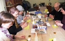 Фото 1: Львів’яни літнього віку розмальовували писанки