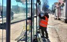 Фото 3: Миють зупинки громадського транспорту та вивозять бруд із піском: комунальні служби Львова прибирають місто після зими