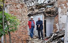 Фото 11: Непридатні для відновлення будинки, які росія зруйнувала у Львові 4 вересня, демонтовують: на їх місці буде громадський простір (відео)