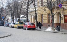Фото 9: Водії приватних автомобілів продовжують паркуватись у недозволених місцях