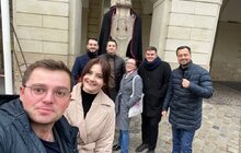 Фото 2: З нагоди Дня студента у Львові міських левів одягнули у мантії та маски
