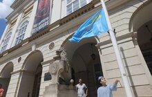 Фото 3: Сьогодні у Львові біля міської Ратуші майорить прапор кримських татар